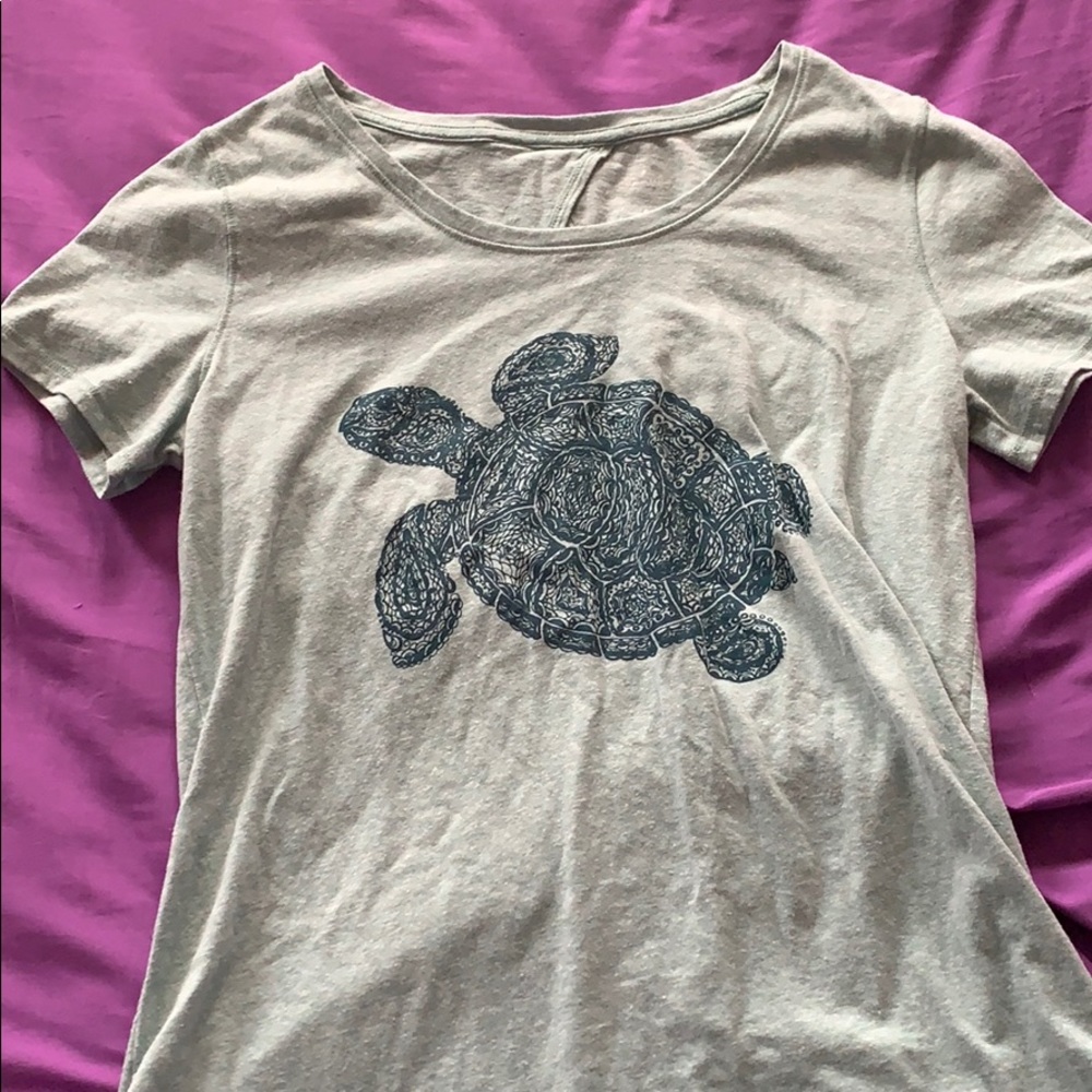 Green turtle t-shirt